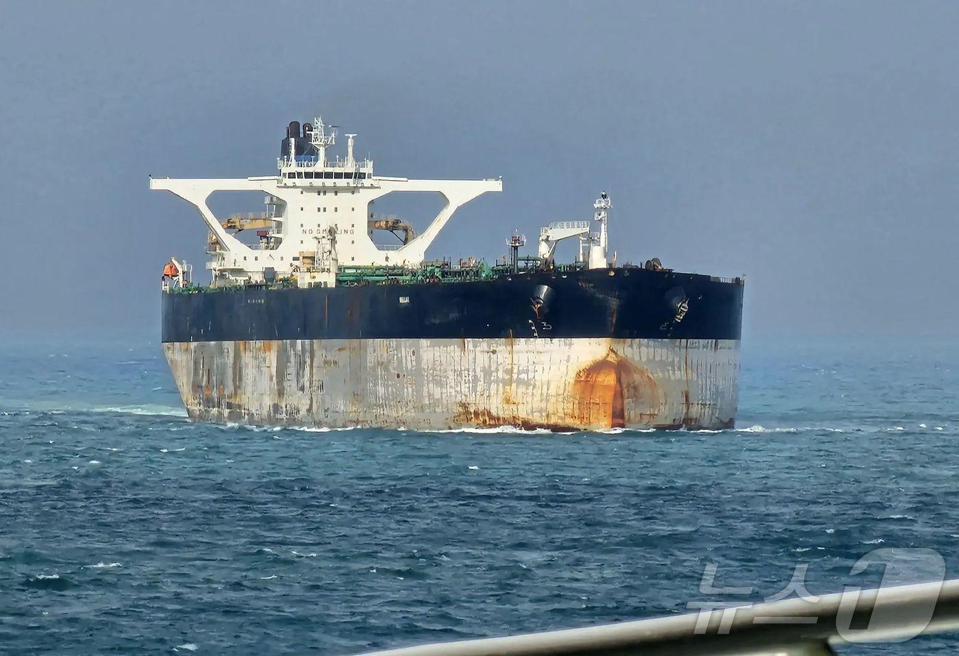미국의 베네수엘라 제재 위반 혐의로 7일(현지시간) 나포된 러시아 국적 유조선 마리네라호(그 벨라1호). 2025년 3월 18일 싱가포르 해협 해상에서 촬영된 모습이다. ⓒ AFP=뉴스1 ⓒ News1 류정민 특파원