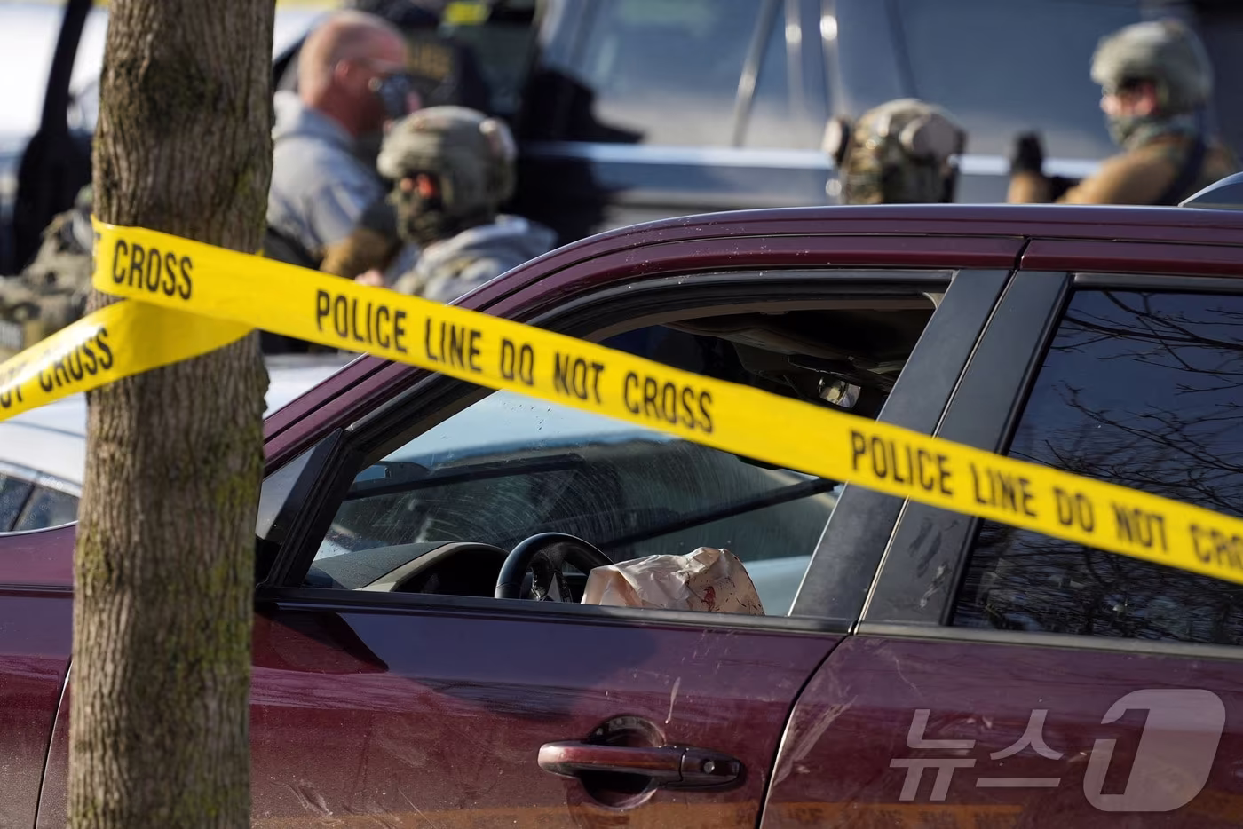 7일(현지시간) 미국 미네소타주 미니애폴리스에서 미 이민세관단속국(ICE) 단속 중 총격 사건이 발생한 가운데, 앞유리에 총알 구멍이 난 차량이 주차돼 있다. 2026.01.07. ⓒ 로이터=뉴스1 ⓒ News1 윤다정 기자