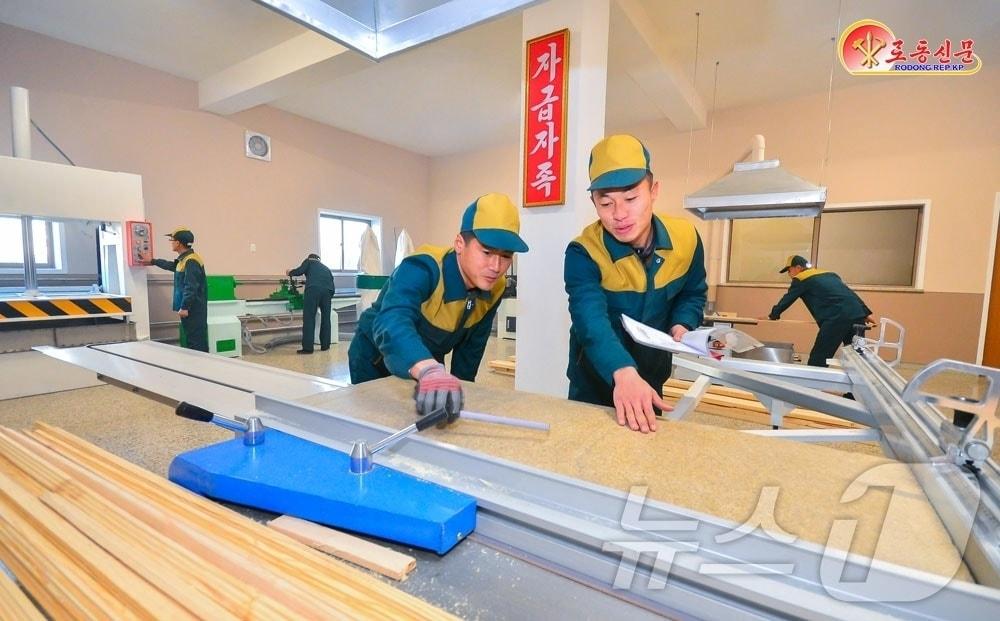 본문 이미지 - (평양 노동신문=뉴스1) = 북한 노동당 기관지 노동신문은 8일 "전국의 20개 시, 군들에 일떠선 현대적인 지방공업공장들 사이에서 사회주의 경쟁이 치열하게 벌어지고 있다＂고 보도했다. [국내에서만 사용가능. 재배포 금지. DB 금지. For Use Only in the Republic of Korea. Redistribution Prohibited] rodongphoto@news1.kr