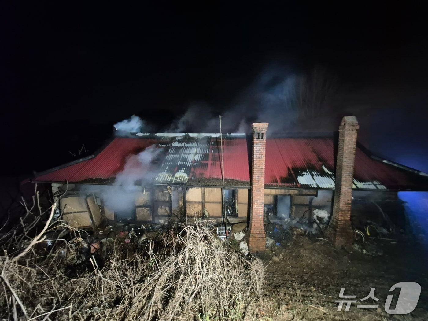 본문 이미지 -  당진 고대면 장항리 주택 화재 현장. (당진소방서 제공, 재판매 및 DB금지) / 뉴스1