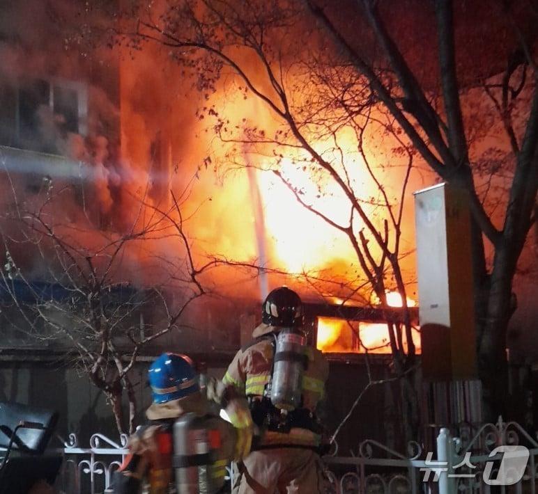 본문 이미지 - 8일 0시41분쯤 대구 달서구 도원동의 한 상가 건물에서 불이 나 화염이 치솟자 소방 대원들이 진화하고 있다.(대구소방안전본부 제공. 재판매 및 DB금지)