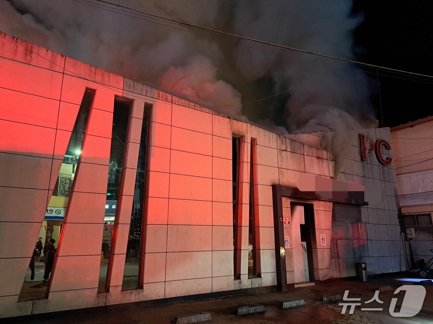 본문 이미지 - 오후 8시 36분쯤 경북 고령군 대가야읍 쾌빈리 피시방에서 불이나 소방 당국이 진화하고 있다.(경북소방본부 제공. 재판매 및 DB 금지)2026.1.8/뉴스1