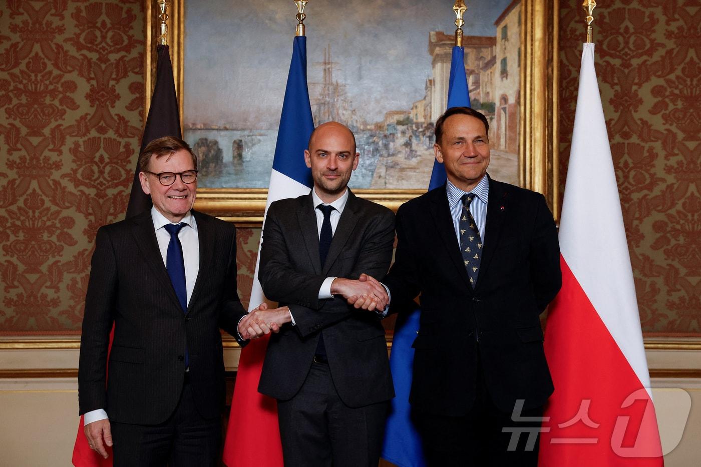 장-노엘 바로 프랑스 외무장관이 7일(현지시간) 프랑스 파리에서 요한 바데풀 독일 외무장관, 라도스와프 시코르스키 폴란드 외무장관과 회담을 가졌다. 2025.1.7./뉴스1 ⓒ 로이터=뉴스1 ⓒ News1 이창규 기자