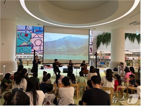 본문 이미지 - 부산시청 1층 들락날락 모습.(부산시 제공. 재판매 및 DB금지)