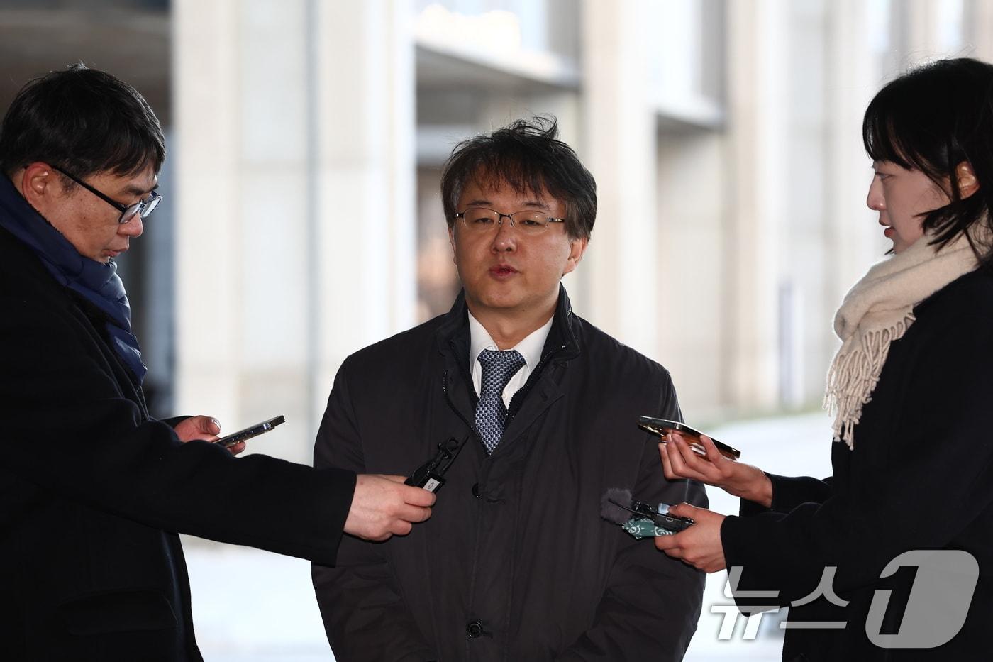 통일교와 신천지의 정교유착 의혹을 수사하는 합동수사본부를 이끌게 된 김태훈 서울남부지검장이 8일 오전 서울 서초구 서울고등검찰청에 마련된 사무실로 출근하며 수사에 임하는 포부를 밝히고 있다. 2026.1.8/뉴스1 ⓒ News1 김민지 기자