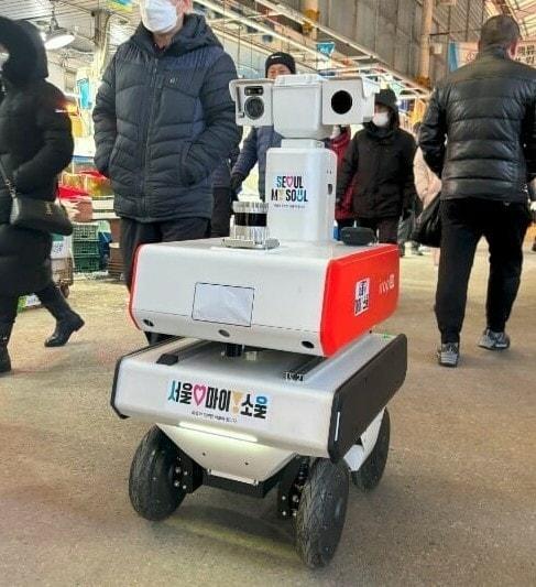 본문 이미지 - 전통시장에서 좁은길, 심야시간 화재를 예방하는 화재순찰로봇 이롭로보틱스(서울시 제공)