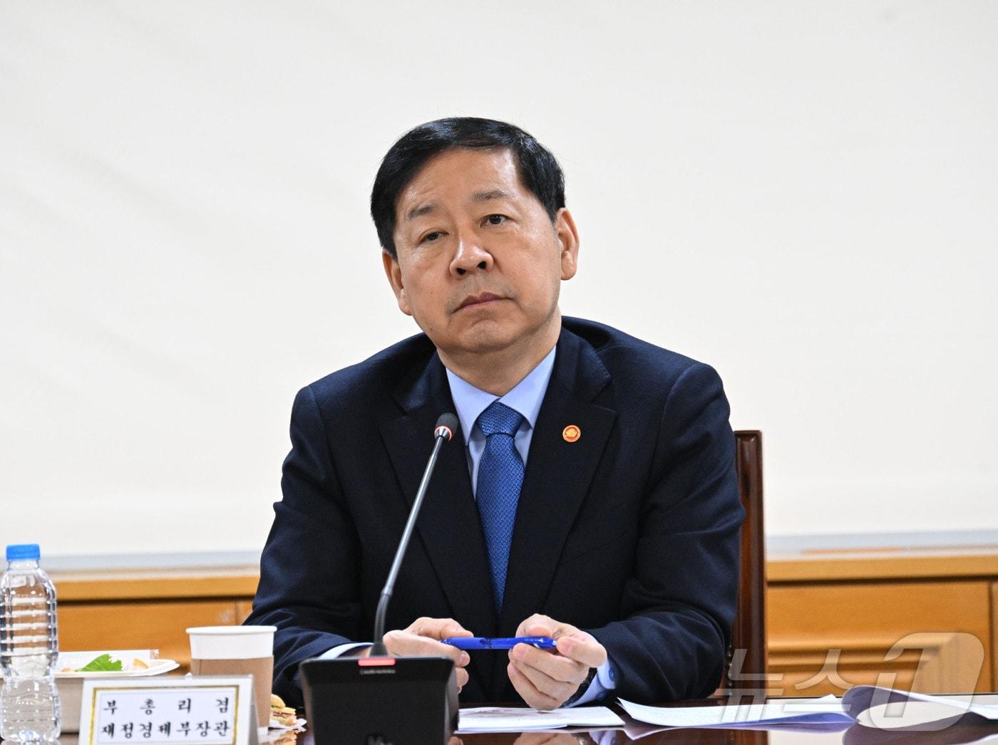 본문 이미지 - 구윤철 부총리 겸 재정경제부 장관이 8일 서울 중구 은행연합회에서 열린 '시장상황점검회의'에 참석해 있다. (재정경제부 제공. 재판매 및 DB 금지) 2026.1.8/뉴스1