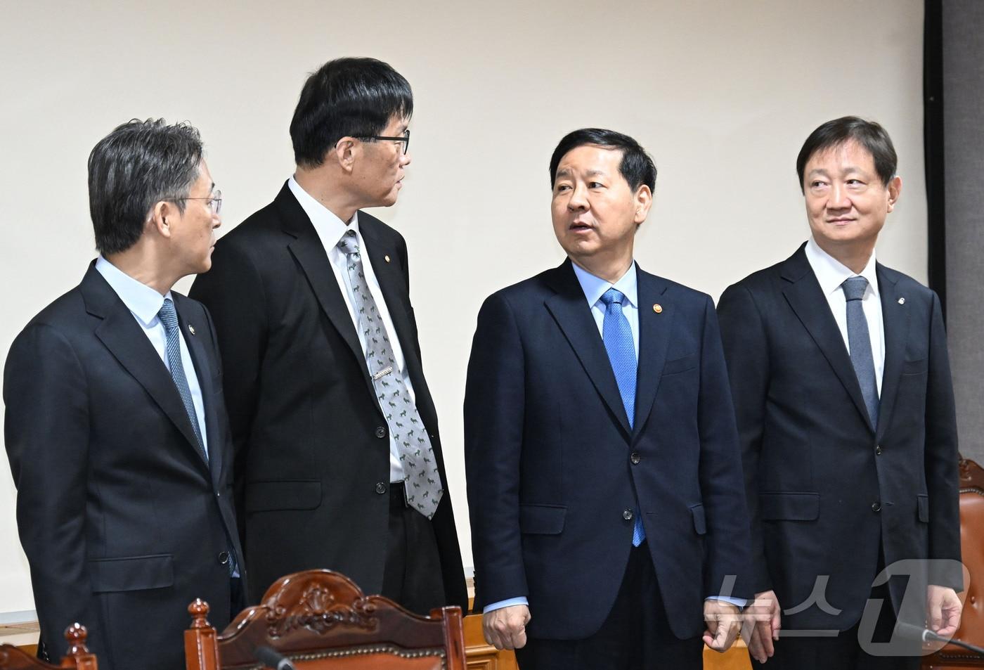 구윤철 부총리 겸 재정경제부 장관이 8일 서울 중구 은행연합회에서 열린 '시장상황점검회의'에서 권대영 금융위원회 부위원장(왼쪽부터), 이창용 한국은행 총재, 구윤철 부총리, 이찬진 금융감독원장과 기념촬영을 하고 있다. (재정경제부 제공. 재판매 및 DB 금지) 2026.1.8/뉴스1