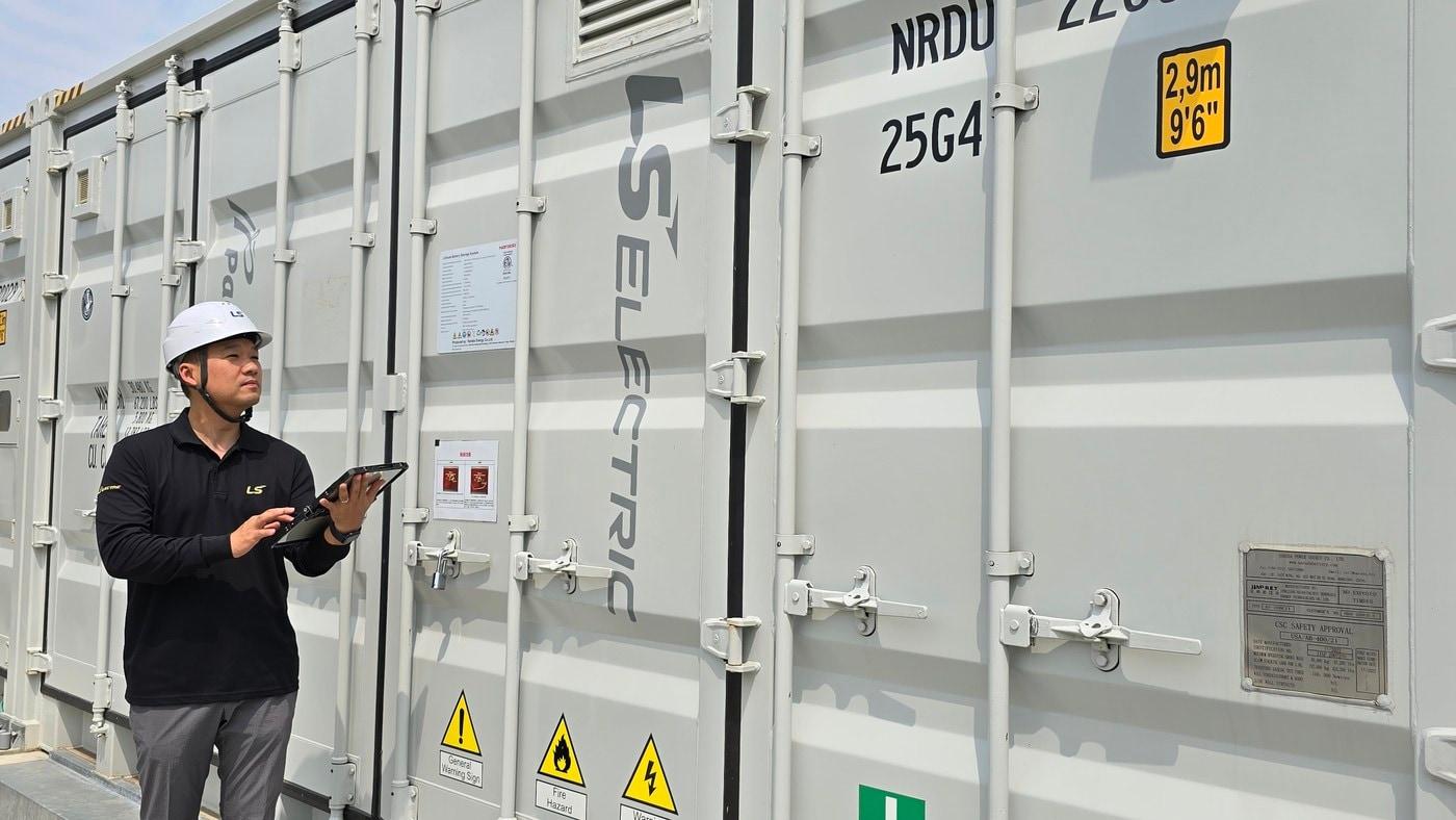 LS일렉트릭 관계자가 일본 홋카이도 지역에 설치된 계통연계 ESS를 점검하고 있는 모습(LS일렉트릭 제공).