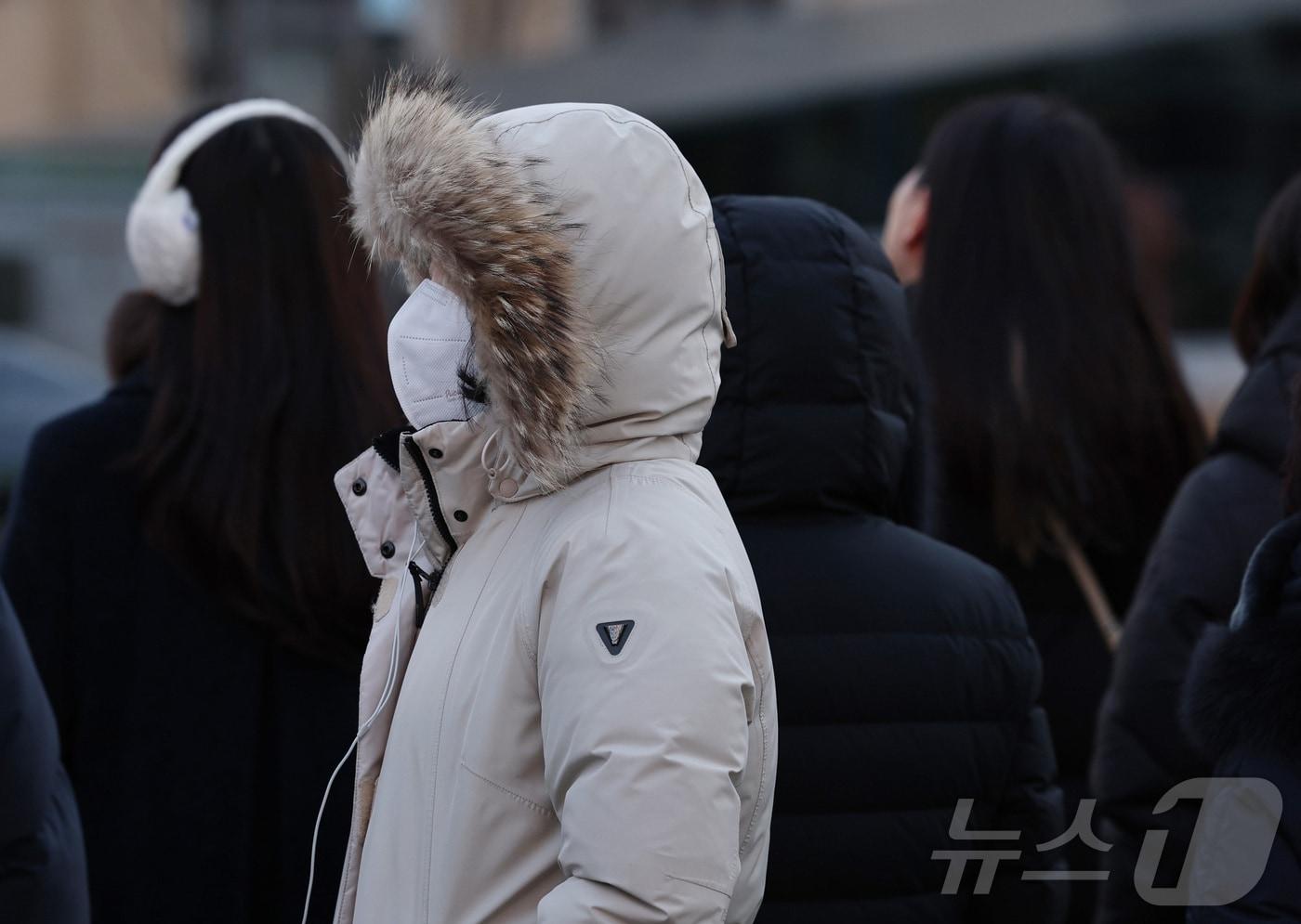 새해 들어 가장 강한 추위가 찾아온 8일 오전 서울 광화문네거리에서 시민들이 출근길 발걸음을 옮기고 있다. 2026.1.8/뉴스1 ⓒ News1 구윤성 기자