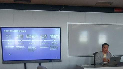 본문 이미지 - 지난 9월 밀라노에서 열린 산업공학 컨퍼런스 'Logistics Management 2025'에서 발표하고 있는 컬리 AX센터 왕주영 연구원. (컬리 제공)