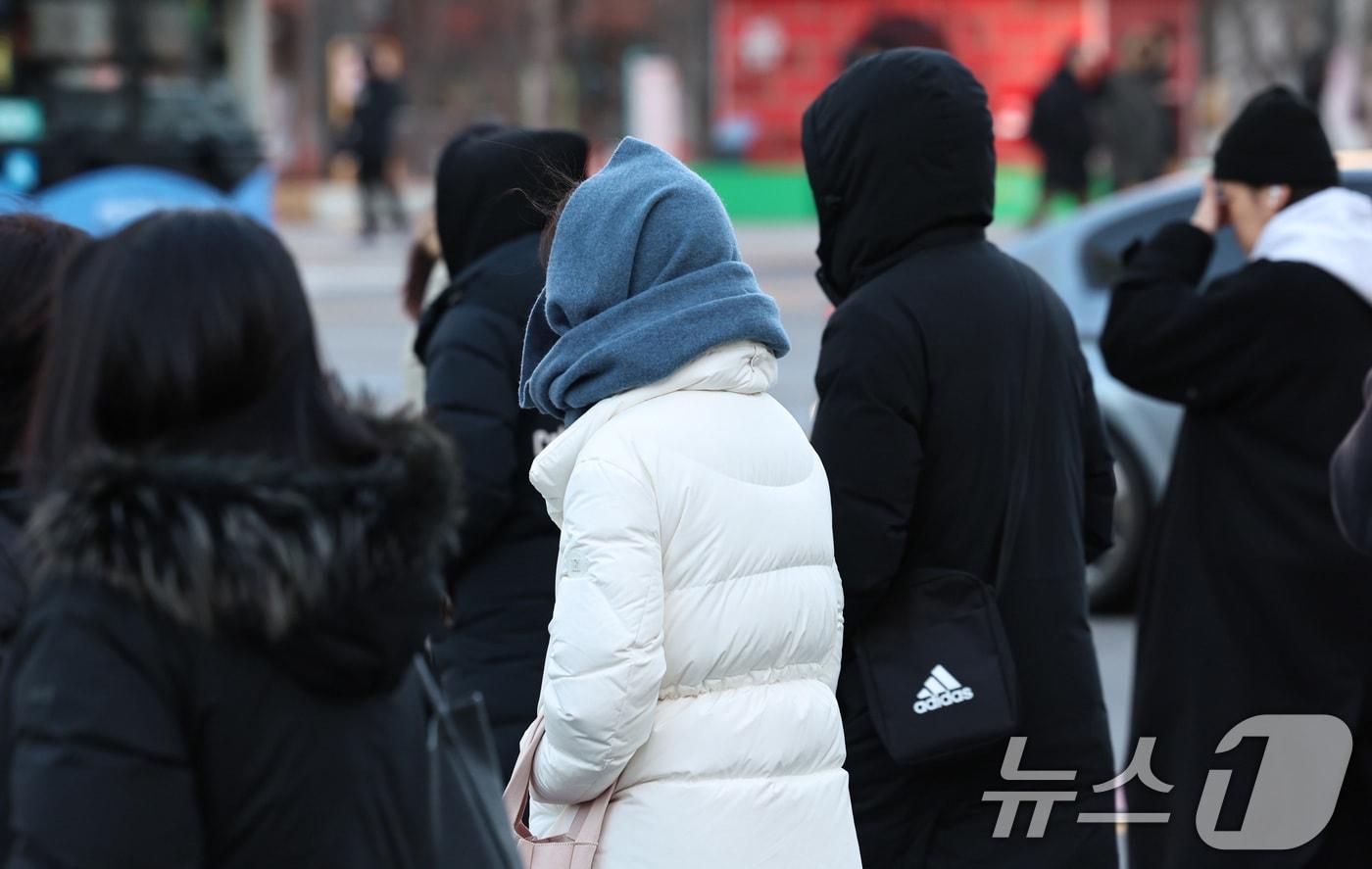 새해 들어 가장 강한 추위가 찾아온 지난 8일 오전 서울 광화문네거리에서 두꺼운 옷을 입은 시민들이 출근길 발걸음을 옮기고 있다. 2026.1.8/뉴스1 ⓒ News1 구윤성 기자