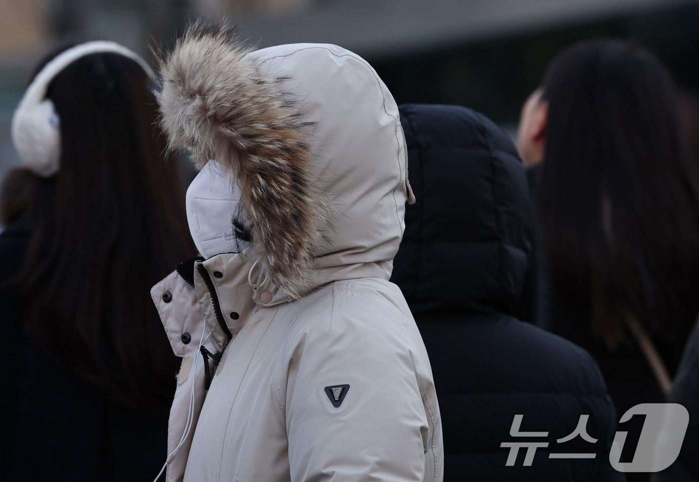 새해 들어 가장 강한 추위가 찾아온 8일 오전 서울 광화문네거리에서 두꺼운 옷을 입은 시민들이 출근길 발걸음을 옮기고 있다. 2026.1.8/뉴스1 ⓒ News1 구윤성 기자