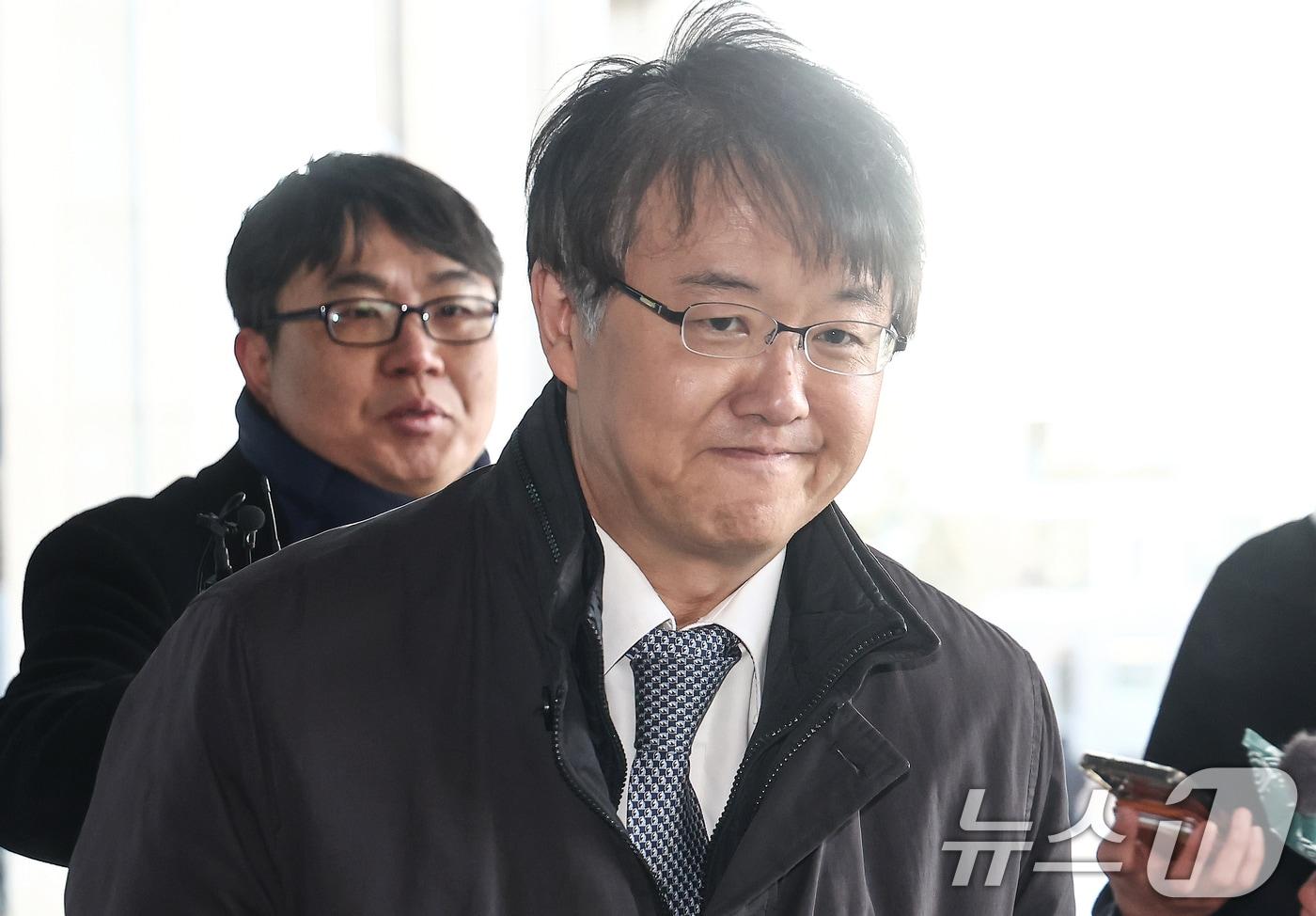 본문 이미지 - 통일교와 신천지의 정교유착 의혹을 수사하는 합동수사본부를 이끌게 된 김태훈 본부장이 8일 오전 서울 서초구 서울고등검찰청으로 출근하고 있다. 2026.1.8/뉴스1 ⓒ News1 김민지 기자