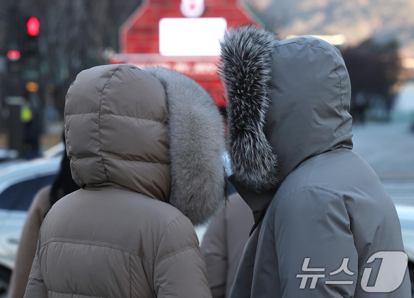 본문 이미지 - 새해 들어 가장 강한 추위가 찾아온 8일 오전 서울 광화문네거리에서 두꺼운 옷을 입은 시민들이 횡단보도 신호를 기다리고 있다. 2026.1.8/뉴스1 ⓒ News1 구윤성 기자