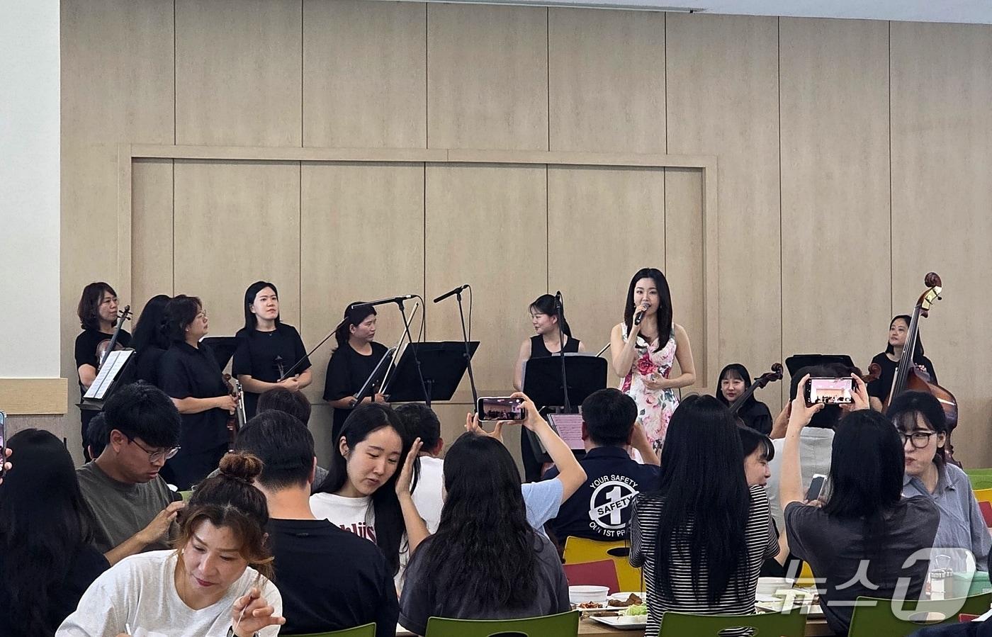 충북 진천군이 고향사랑기부금으로 운영 중인 소소한 음악회 진행 모습.(진천군 제공, 재판매 및 DB금지)/뉴스1