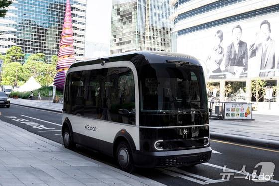 본문 이미지 - 현대자동차그룹 자율주행 계열사 포피투닷의 자율주행 셔틀 'aDRT'가 서울 도심에서 운행되는 모습(자료사진. 포티투닷 제공).