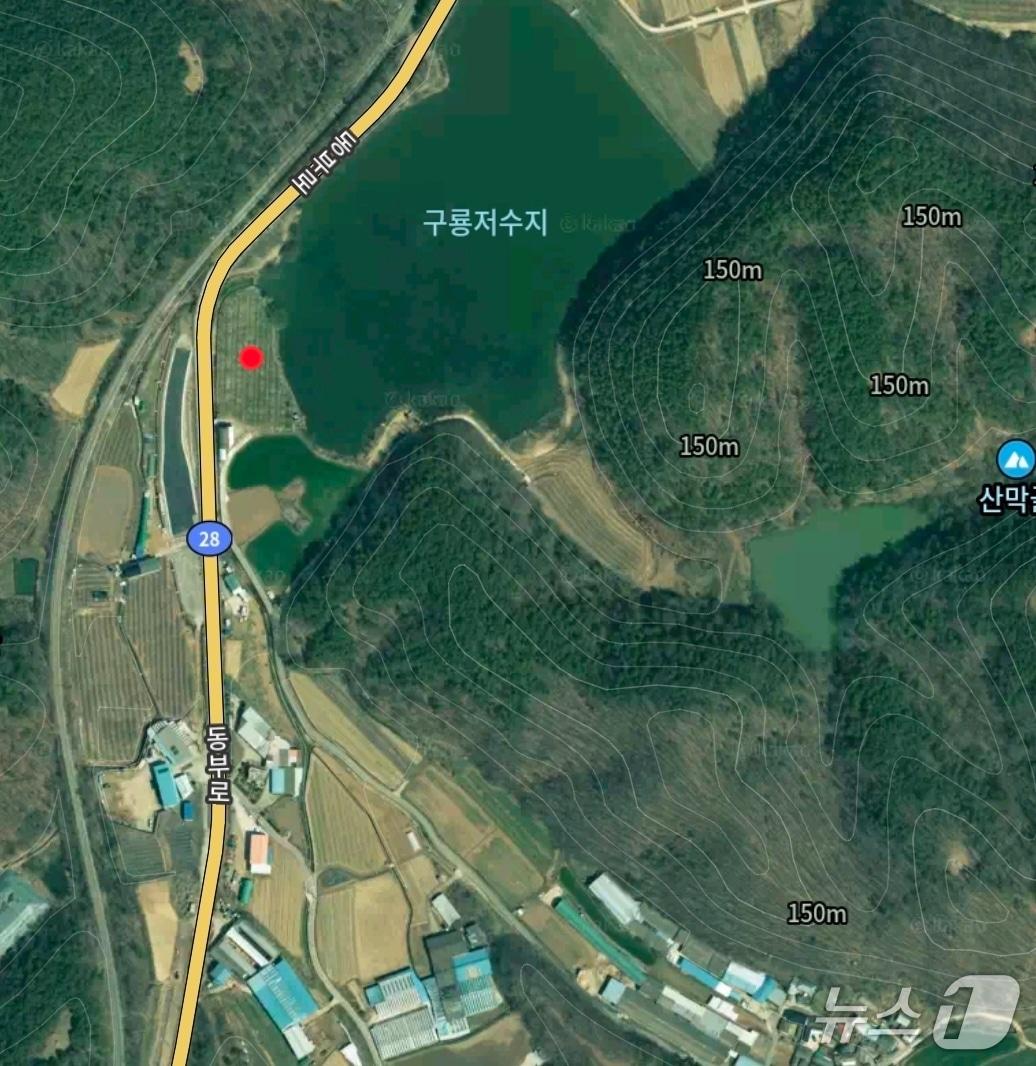 본문 이미지 - 의성군이 헬기장 조성을 추진한 구룡저수지 인근 부지.(빨간표시)와 민가 모습.(카카오 위성사진)2026.1.8/뉴스1