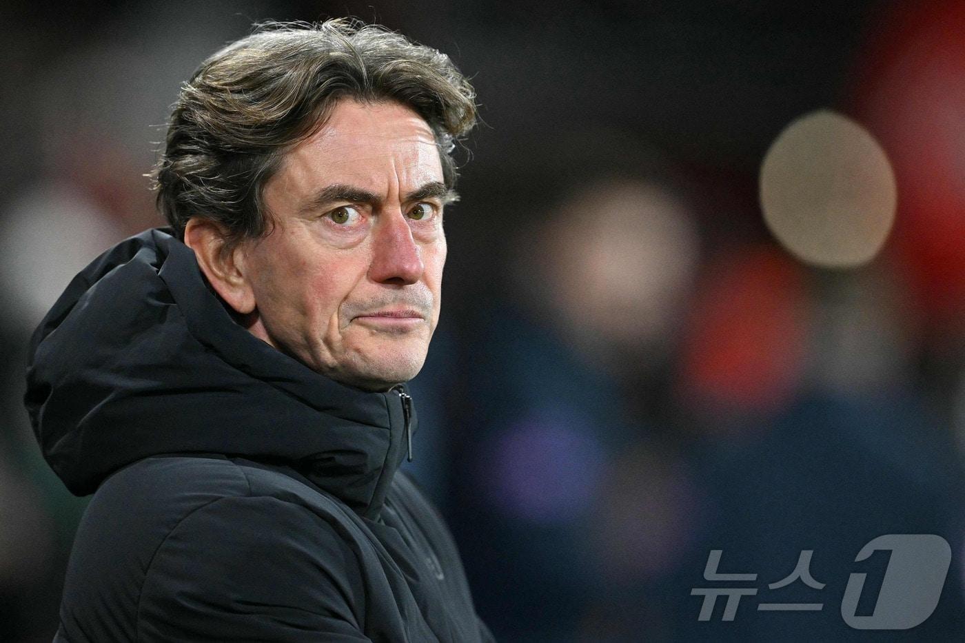 토트넘 토마스 프랭크 감독이 8일(한국시간) 영국 본머스의 바이탈리티 스타디움에서 펼쳐진 본머스와 경기를 지켜보고 있다. ⓒ AFP=뉴스1