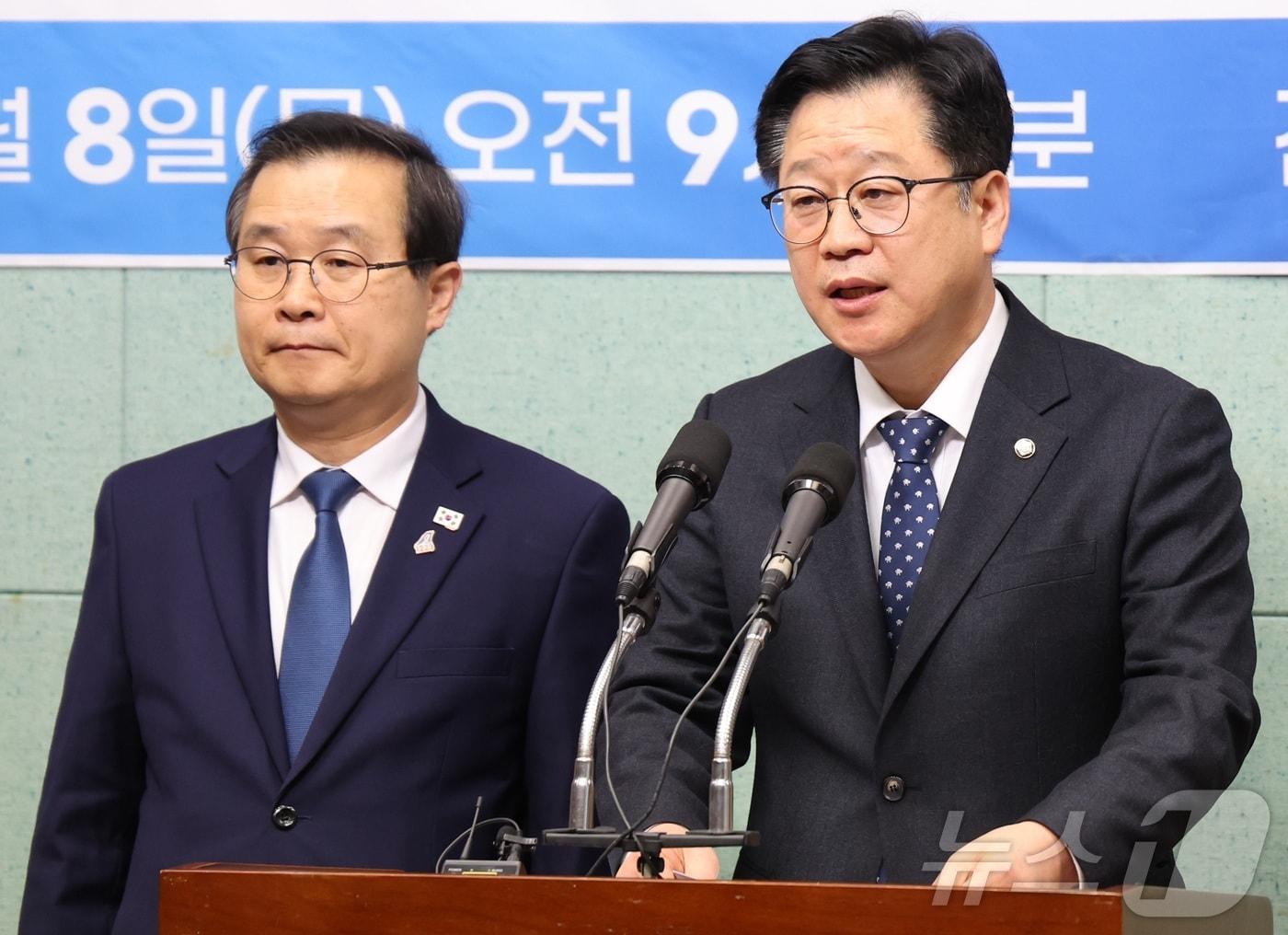 본문 이미지 - 안호영 더불어민주당 국회의원(오른쪽)이 8일 전북 전주시 전북특별자치도의회에서 이재명 대통령 공소취소 촉구 기자회견을 열고 질의에 답변을 하고 있다. ⓒ News1 유경석 기자