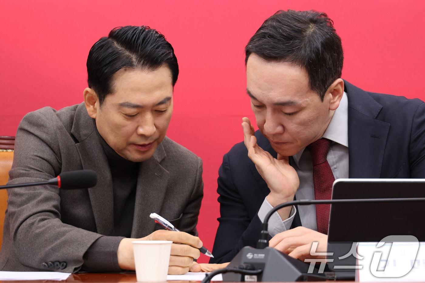 장동혁 국민의힘 대표와 김민수 최고위원이 8일 서울 여의도 국회에서 열린 최고위원회의에서 대화하고 있다. 2026.1.8/뉴스1 ⓒ News1 신웅수 기자