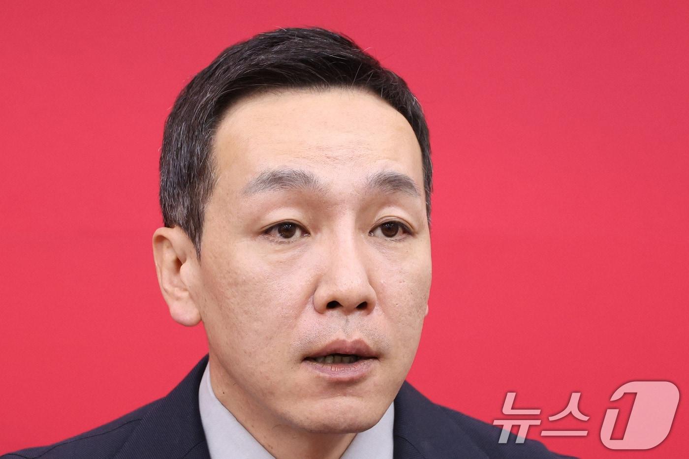 본문 이미지 - 김민수 국민의힘 최고위원이 8일 서울 여의도 국회에서 열린 최고위원회의에서 발언하고 있다. 2026.1.8 ⓒ 뉴스1 신웅수 기자
