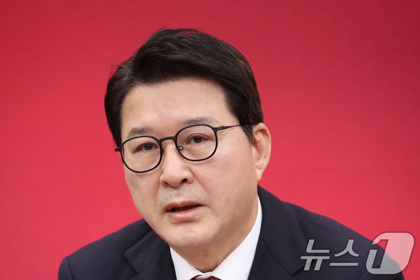 본문 이미지 - 신동욱 국민의힘 최고위원이 지난달 8일 서울 여의도 국회에서 열린 최고위원회의에서 발언하고 있다. 2026.1.8/뉴스1 ⓒ News1 신웅수 기자
