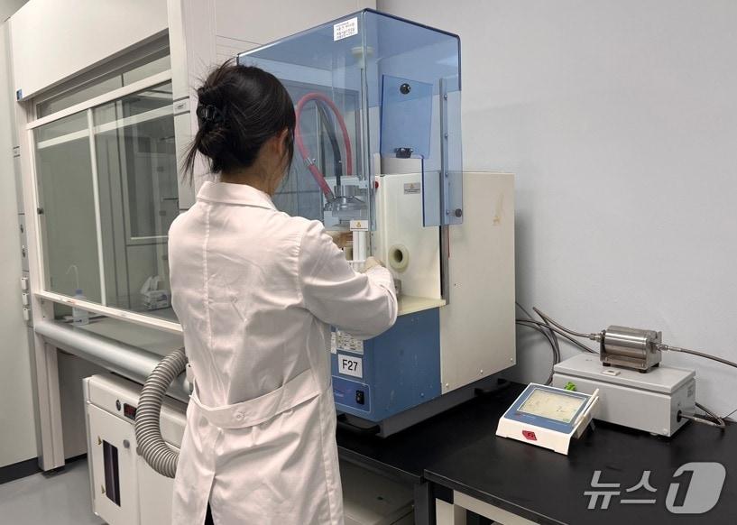 본문 이미지 - 강원특별자치도보건환경연구원, 도내 유통 수산물 검사.(도보건환경연구원 제공, 재판매 및 DB금지)