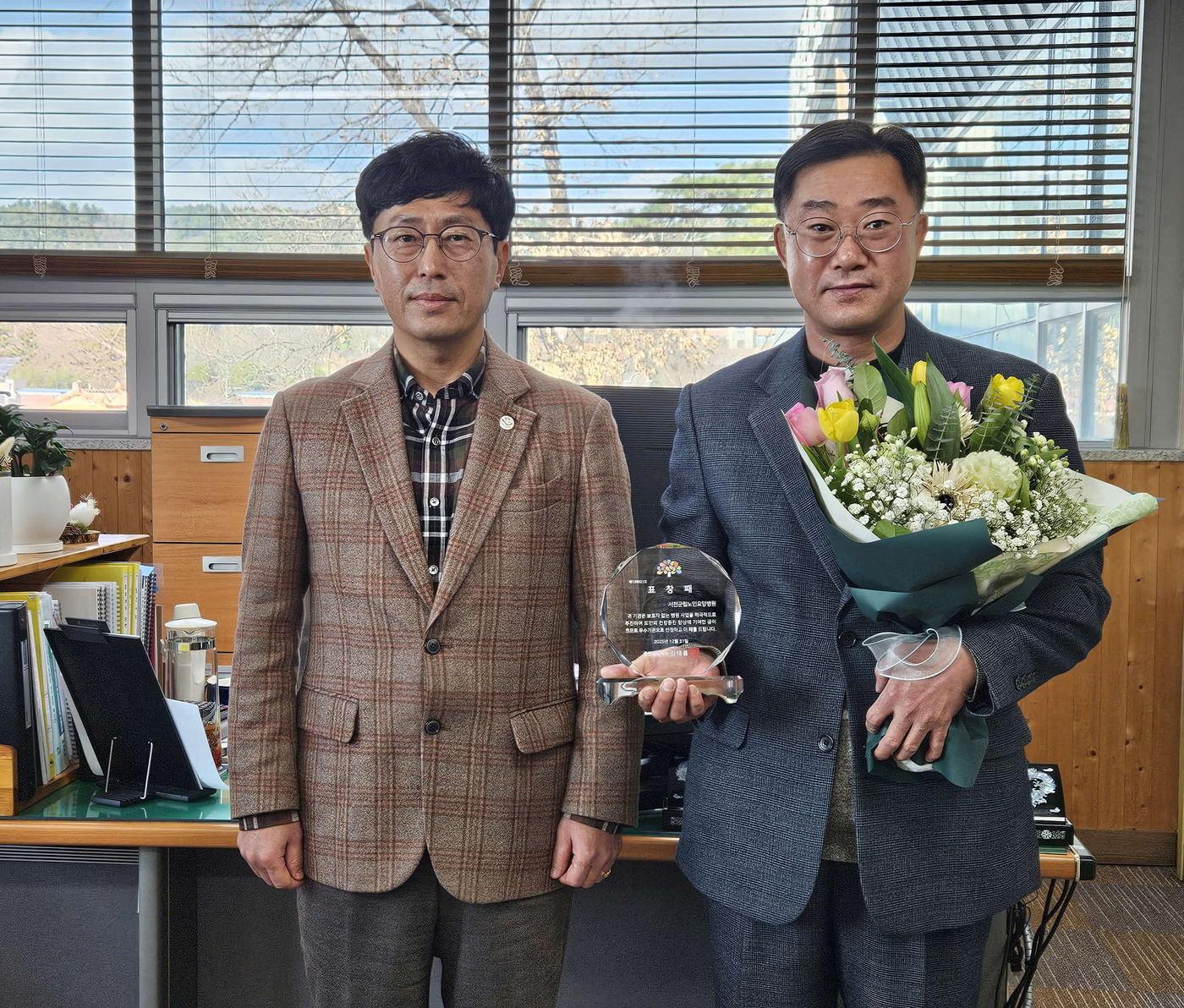 본문 이미지 - 서천군립노인요양병원 관계자들이 도지사 표창을 전달받고 기념촬영을 하고 있다.(서천군 제공. 재판매 및 DB금지)/뉴스1