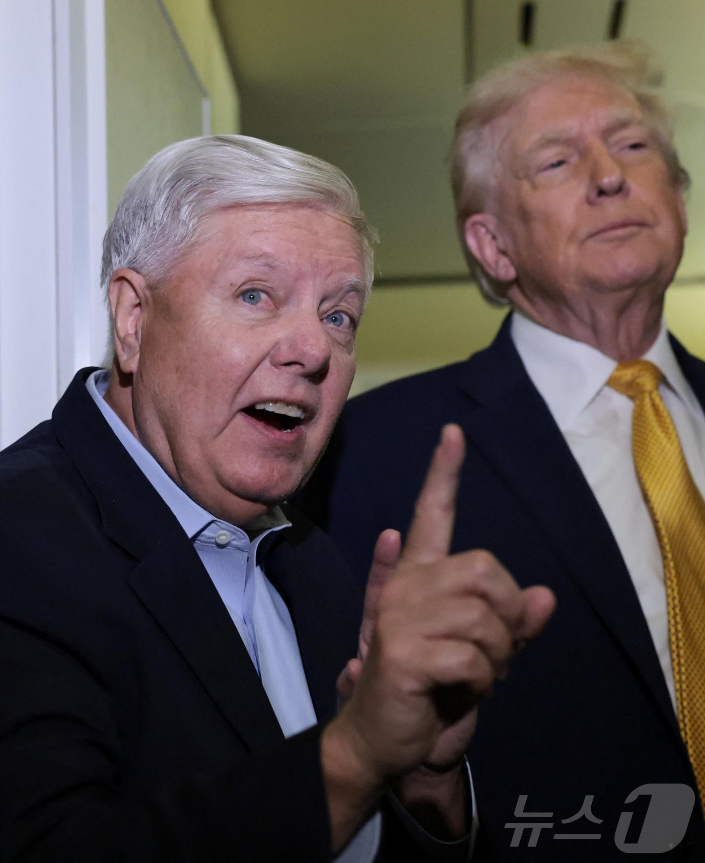 본문 이미지 - 공화당 소속 린지 그레이엄 미국 상원의원이 4일(현지시간) 플로리다에서 메릴랜드주 앤드루스 합동기지로 향하는 대통령 전용기 에어포스 원 안에서 도널드 트럼프 대통령과 함께 기자들과 대화하고 있다. 2026.1.4 ⓒ 로이터=뉴스1 ⓒ News1 김경민 기자