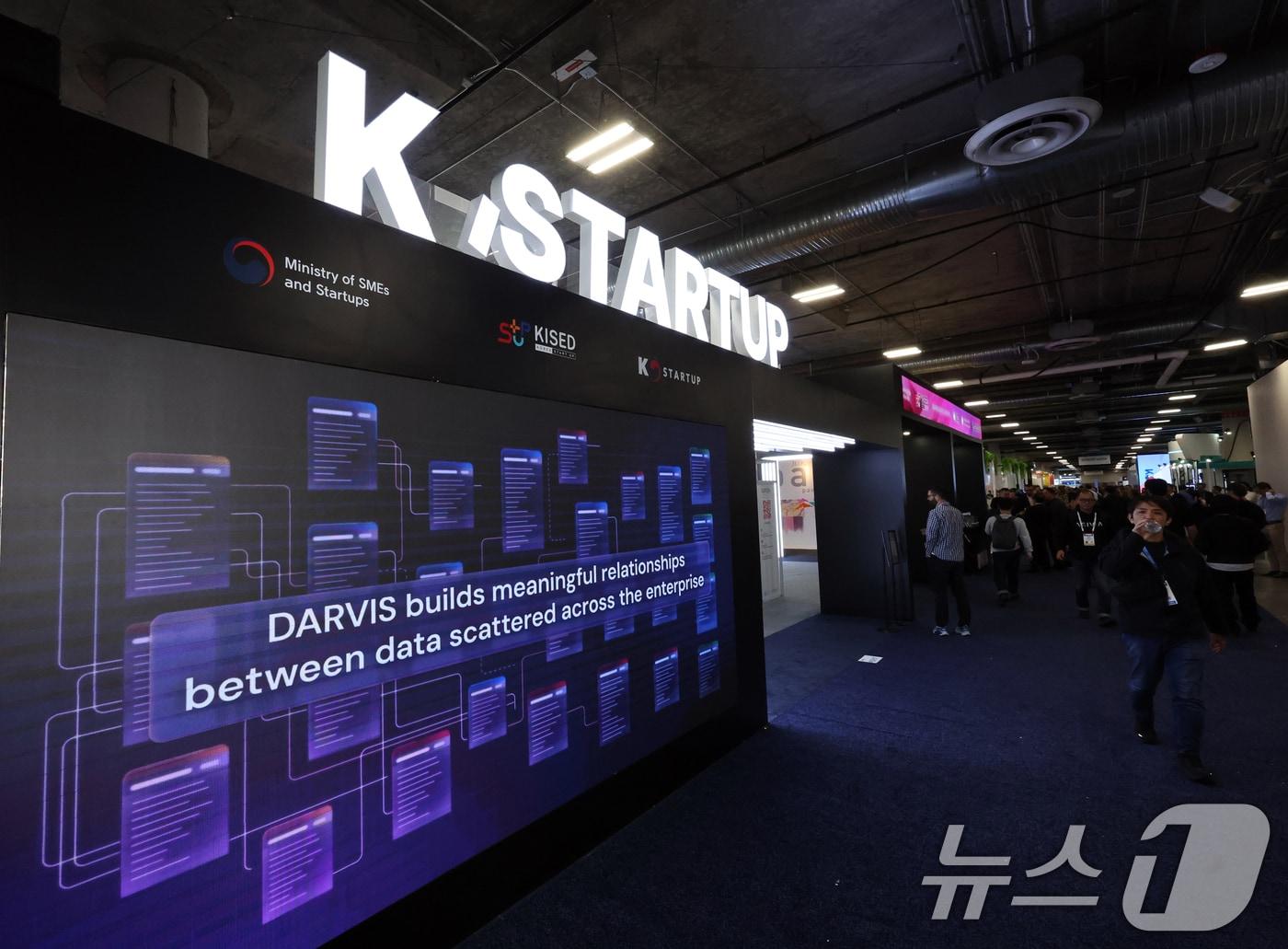 본문 이미지 - 세계 최대 IT(정보기술)·가전 전시회 'CES 2026' 개막 이틀차인 7일(현지시간) 미국 네바다주 라스베이거스 베네치안엑스포 유레카관에서 관람객들이 'K-스타트업 통합관'을 둘러보고 있다. 2026.1.8/뉴스1 ⓒ News1 황기선 기자