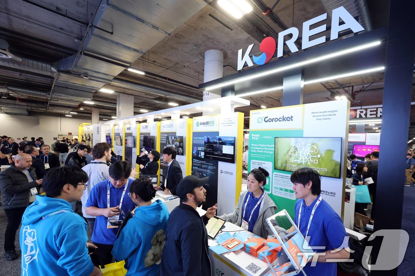 본문 이미지 - 세계 최대 IT(정보기술)·가전 전시회 'CES 2026' 개막 이틀차인 7일(현지시간) 미국 네바다주 라스베이거스 베네치안엑스포 유레카관에서 관람객들이 '통합한국관'을 살펴보고 있다. 2026.1.8 ⓒ 뉴스1 황기선 기자