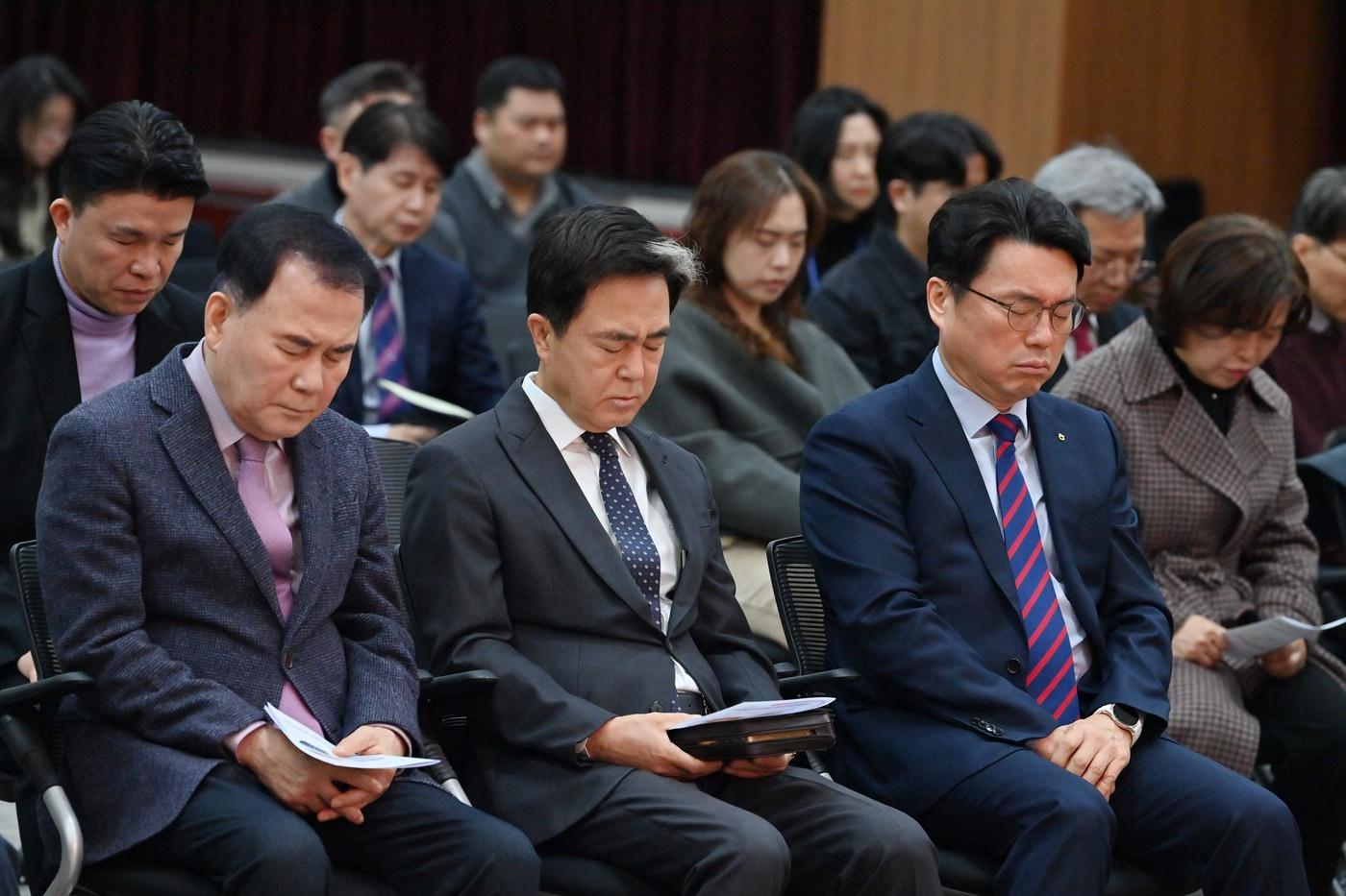 김태흠 지사(가운데)와 김지철 교육감(왼쪽)이 신년 조찬 기도회에 참석했다.(충남도 제공. 재판매 및 DB금지)/뉴스1