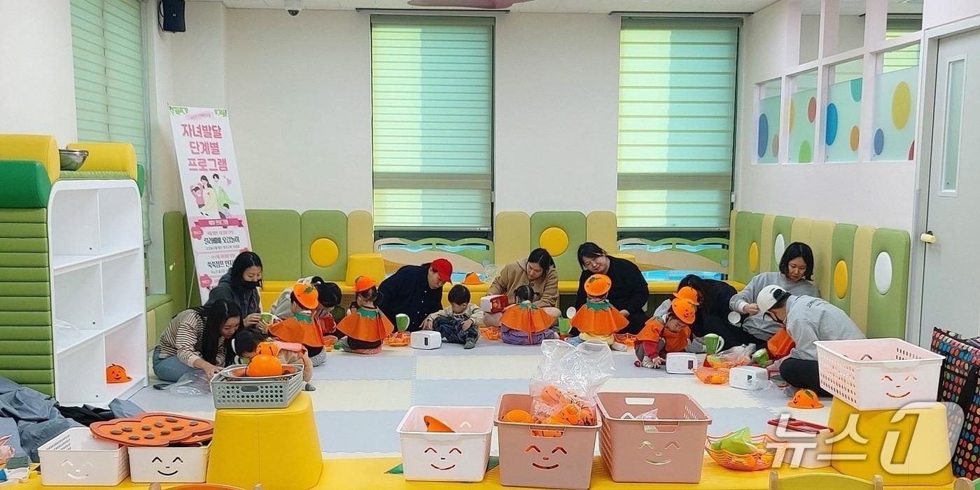 영천시 공동육아나눔터에서 자녀발달 프로그램에 참여 중인 부모와 아이들. (영천시 제공. 재판매 및 DB금지)/뉴스1