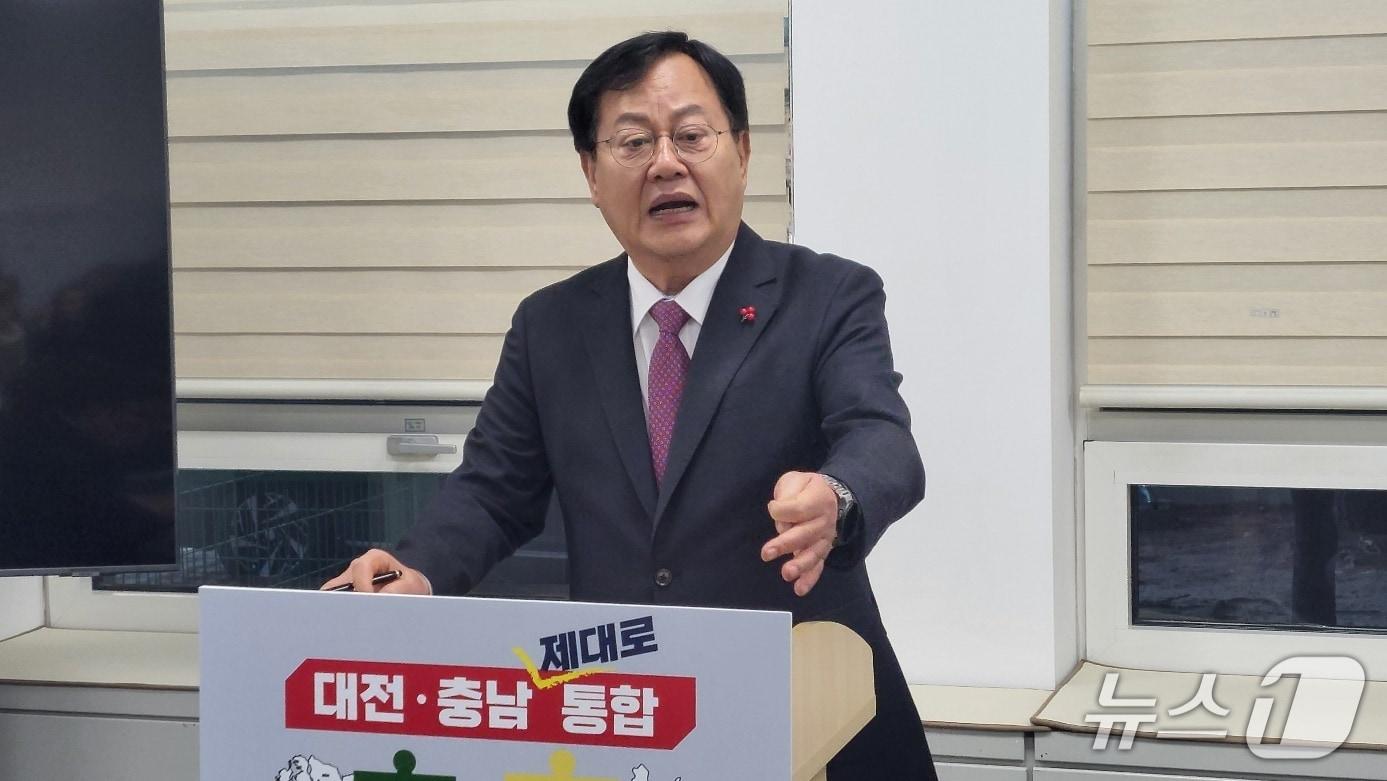 본문 이미지 - 국민의힘 이은권 대전시당 위원장이 8일 오전 대전시의회 기자실에서 신년 기자회견을 하고 있다. 박종명 기자 / 뉴스1