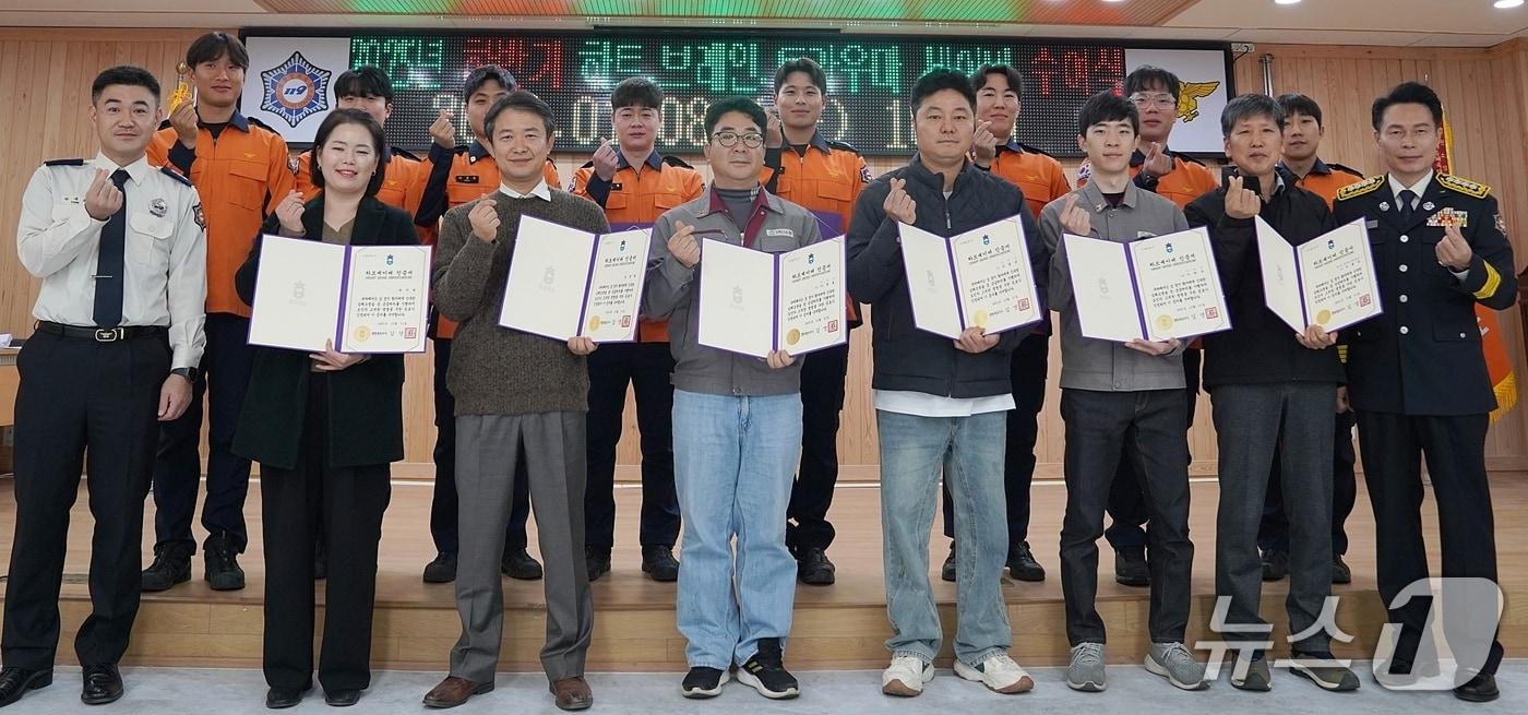 충북 진천소방서는 생명 소생에 이바지한 시민과 소방대원 32명에게 하트·트라우마·브레인 세이버 인증서와 배지를 8일 수여했다.(진천소방서 제공, 재판매 및 DB금지)/뉴스1