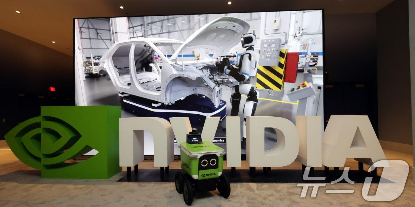 본문 이미지 - 세계 최대 IT(정보기술)·가전 전시회 'CES 2026' 개막 이틀차인 7일(현지시간) 미국 네바다주 라스베이거스 퐁텐블로 호텔에 마련된 엔비디아 전시장에 서버의 배달 로봇이 진열돼 있다. 2026.1.8 ⓒ 뉴스1 황기선 기자