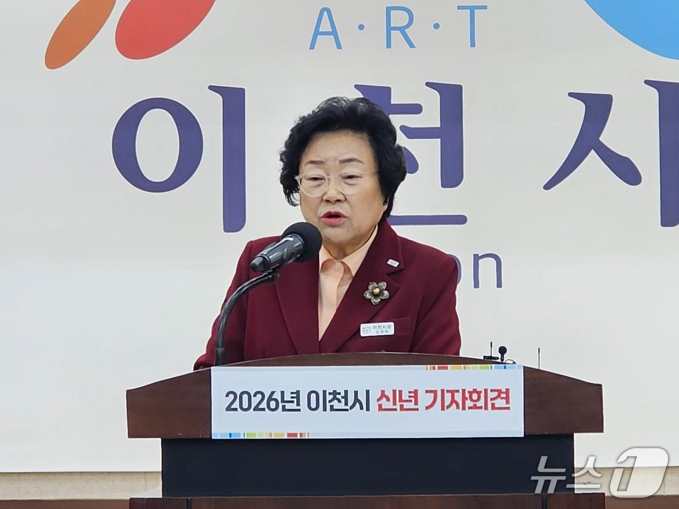 본문 이미지 - 김경희 시장이 8일 오전 10시 이천시청 소통큰마당에서 가진 신년 기자회견에서 용인반도체클러스터 새만금 이전에 대한 반대 의사를 밝히고 있다./김평석 기자/ⓒ 뉴스1