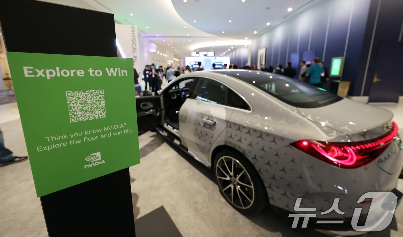 본문 이미지 - 세계 최대 IT(정보기술)·가전 전시회 'CES 2026' 개막 이틀차인 7일(현지시간) 미국 네바다주 라스베이거스 퐁텐블로 호텔에 마련된 엔비디아 전시장에 올해 1분기 출시를 앞둔 메르세데스-벤츠의 준중형 세단 'CLA' 신형 모델이 진열된 모습. CLA는 엔비디아가 개발한 자율주행 인공지능(AI) 모델 '알파마요'를 양산차 사상 처음으로 활용한다. 2026.1.8/뉴스1 ⓒ News1 황기선 기자