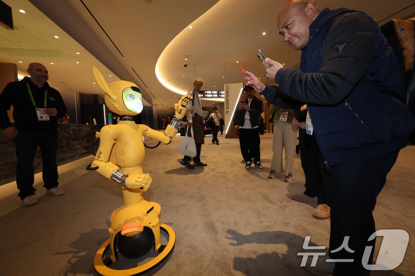 본문 이미지 - 지난 7일 세계 최대 IT(정보기술)·가전 전시회 'CES 2026'  엔비디아 전시장에서 관람객들이 '미로카이' 로봇과 대화를 하고 있다. /뉴스1 ⓒ News1 황기선 기자