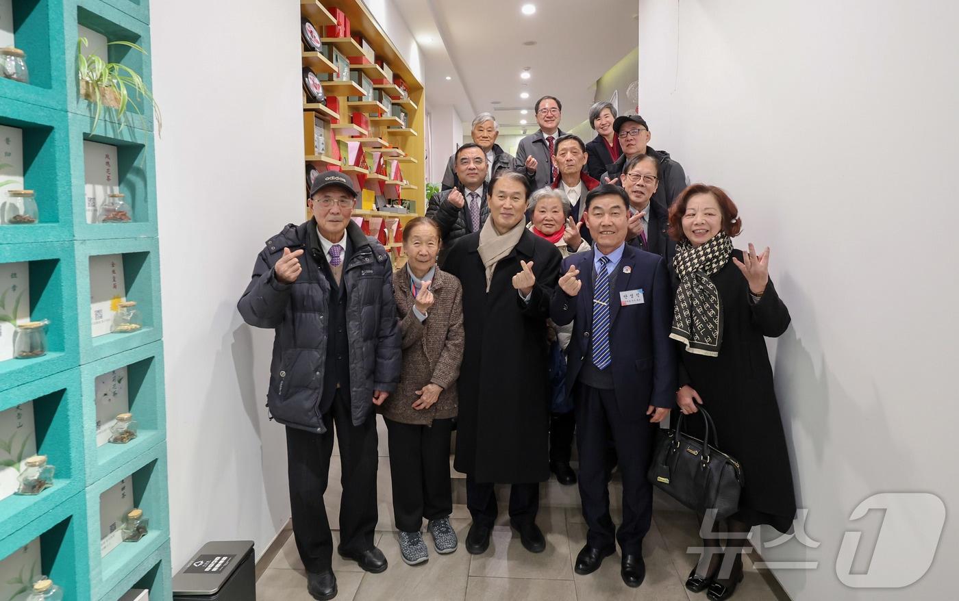 지난 7일 오전(현지시간) 대한민국 임시정부 상하이 청사 100년 기념식 계기로 중국 상하이를 방문중인 권오을 국가보훈부 장관이 상하이 시티호텔에서 열린 독립유공자 후손 간담회에서 참석자들과 기념촬영을 하고 있다. (국가보훈부 제공. 재판매 및 DB 금지) 2026.1.8/뉴스1