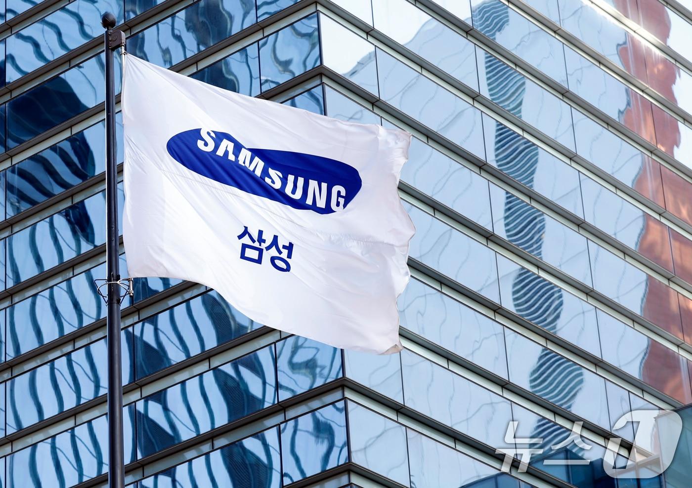 삼성전자가 지난해 4분기 연결 기준 매출액 93조 원, 영업이익 20조 원으로 잠정 집계됐다고 공시한 8일 서울 서초구 서초대로 삼성전자 서초사옥 게양대에 걸린 삼성 깃발이 바람에 휘날리고 있다. 삼성전자가 '분기 영업이익 20조 원'을 달성한 것은 사상 처음으로, 종전 최대 실적인 2018년 3분기(17조 5700억 원)를 29분기 만에 경신했다. 2026.1.8/뉴스1 ⓒ News1 박정호 기자
