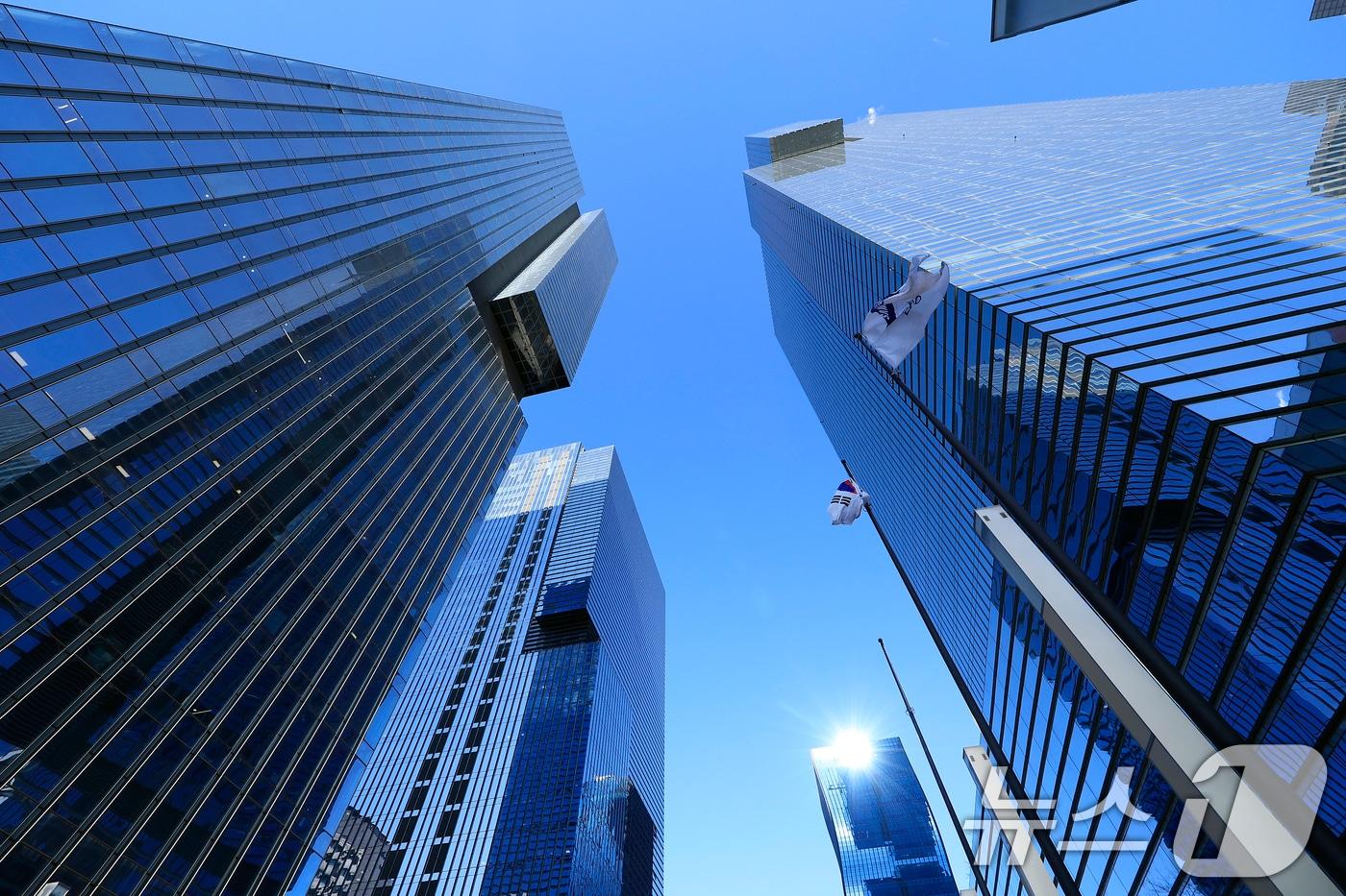 본문 이미지 - 삼성전자가 지난해 4분기 연결 기준 매출액 93조 원, 영업이익 20조 원으로 잠정 집계됐다고 공시한 8일 서울 서초구 서초대로 삼성전자 서초사옥 게양대에 태극기와 삼성 깃발이 바람에 휘날리고 있다. 2026.1.8/뉴스1 ⓒ News1 박정호 기자