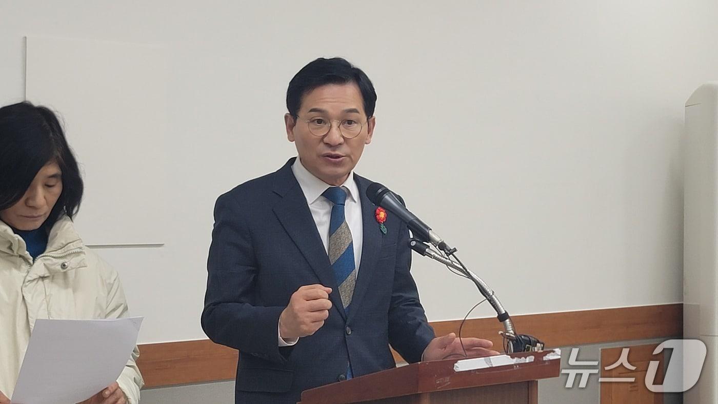 유행열 전 청와대 선임행정관이 8일 청주시청에서 기자회견을 열고 수도권 생활폐기물 유입을 반대하고 있다.2025.1.8./뉴스1 임양규 기자