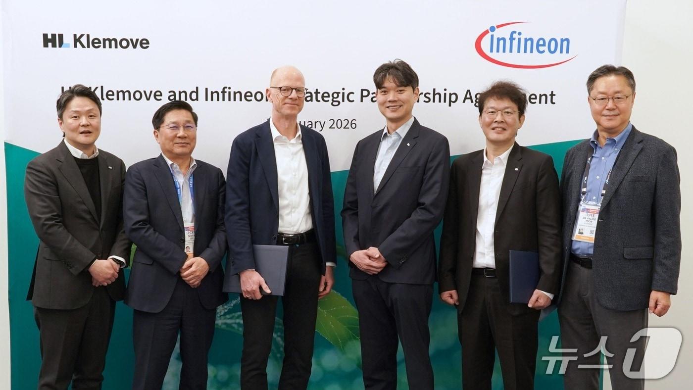 이윤행 HL클레무브 사장(왼쪽에서 네 번째)과 피터 셰퍼 인피니언 차량 사업부 최고영업책임자(CSO) 부사장(왼쪽에서 세 번째)이 7일(현지시각) 미국 라스베이거스의 CES 2026 인피니언 부스에서 미래차 기술 개발을 위한 파트너십을 체결한 뒤 기념 사진을 촬영한 모습(HL클레무브 제공). 2026.01.07.