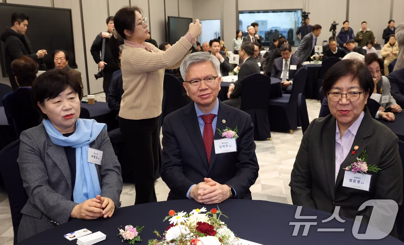 지난 8일 서울 용산구 대한의사협회에서 열린 2026년도 의료계 신년하례회에서 김택우 대한의사협회장, 정은경 보건복지부 장관, 서영교 더불어민주당 의원이 대화를 하고 있다. /뉴스1 ⓒ News1 김명섭 기자