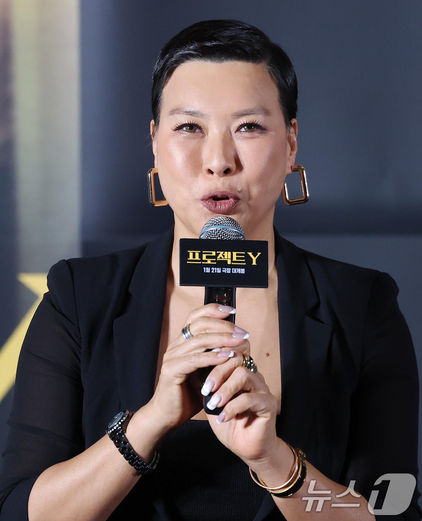 본문 이미지 - 배우 정영주가 8일 서울 송파구 롯데시네마 월드타워점에서 열린 영화 '프로젝트 Y'(감독 이환) 언론시사회에 참석해 인사말을 하고 있다. '프로젝트 Y'는 화려한 도시 그 한가운데에서 다른 내일을 꿈꾸며 살아가던 미선(한소희 분)과 도경(전종서 분)이 인생의 벼랑 끝에서 검은 돈과 금괴를 훔치면서 벌어지는 이야기를 그린 작품이다. 2026.1.8/뉴스1 ⓒ News1 권현진 기자