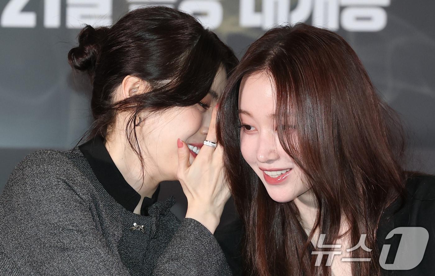 배우 한소희와 전종서(오른쪽)가 8일 서울 송파구 롯데시네마 월드타워점에서 열린 영화 '프로젝트 Y'(감독 이환) 언론시사회에 참석해 귀엣말을 하고 있다. '프로젝트 Y'는 화려한 도시 그 한가운데에서 다른 내일을 꿈꾸며 살아가던 미선(한소희 분)과 도경(전종서 분)이 인생의 벼랑 끝에서 검은 돈과 금괴를 훔치면서 벌어지는 이야기를 그린 작품이다. 2026.1.8/뉴스1 ⓒ News1 권현진 기자