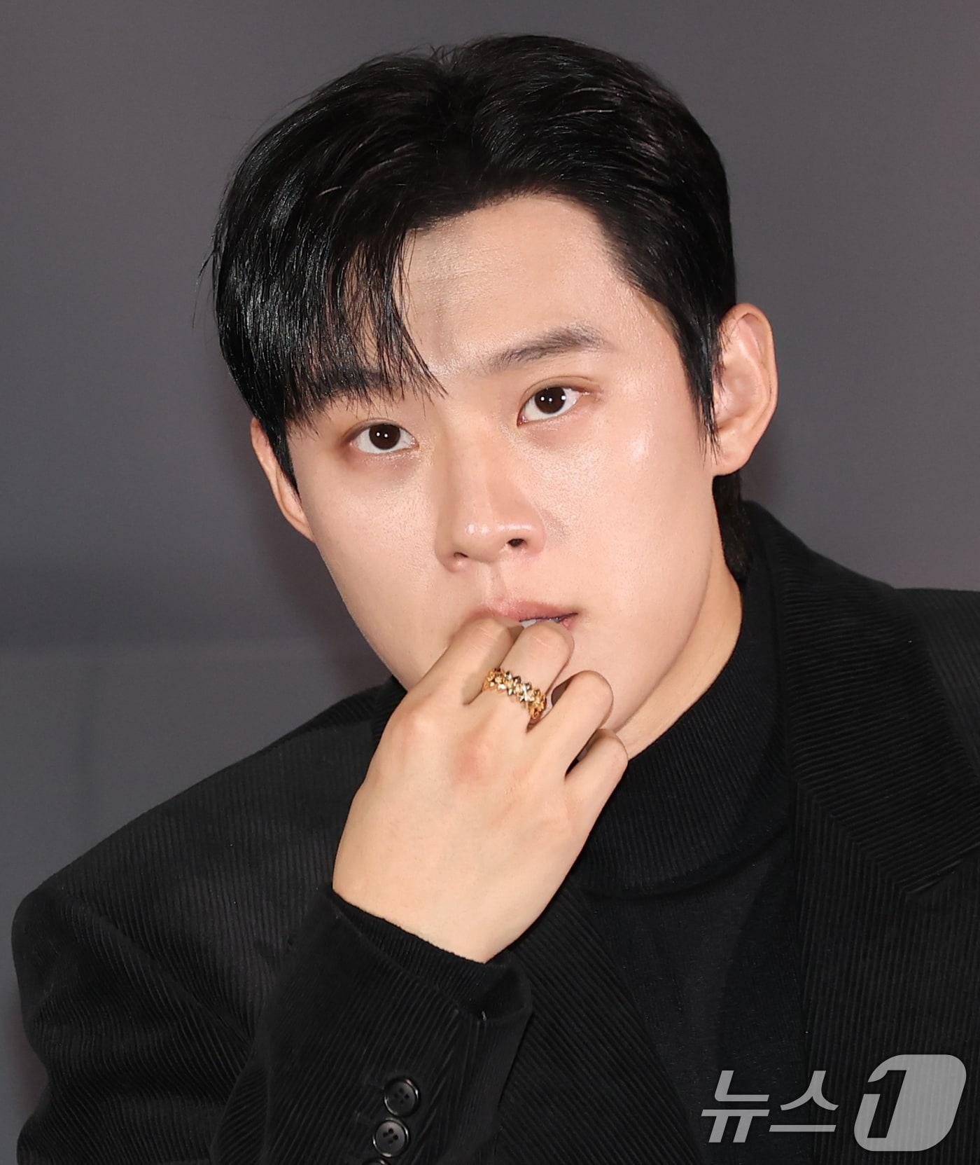 본문 이미지 - 배우 김성철이 8일 서울 송파구 롯데시네마 월드타워점에서 열린 영화 '프로젝트 Y'(감독 이환) 언론시사회에 참석해 취재진 질문을 듣고 있다. '프로젝트 Y'는 화려한 도시 그 한가운데에서 다른 내일을 꿈꾸며 살아가던 미선(한소희 분)과 도경(전종서 분)이 인생의 벼랑 끝에서 검은 돈과 금괴를 훔치면서 벌어지는 이야기를 그린 작품이다. ⓒ News1 권현진 기자