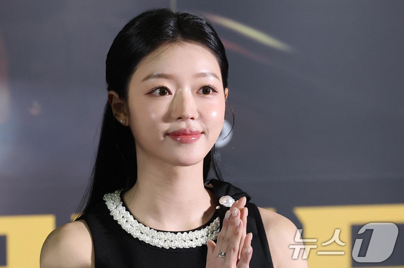 오마이걸 유아가 8일 서울 송파구 롯데시네마 월드타워점에서 열린 영화 '프로젝트 Y'(감독 이환) 언론시사회에 참석해 미소를 짓고 있다. '프로젝트 Y'는 화려한 도시 그 한가운데에서 다른 내일을 꿈꾸며 살아가던 미선(한소희 분)과 도경(전종서 분)이 인생의 벼랑 끝에서 검은 돈과 금괴를 훔치면서 벌어지는 이야기를 그린 작품이다. 2026.1.8/뉴스1 ⓒ News1 권현진 기자